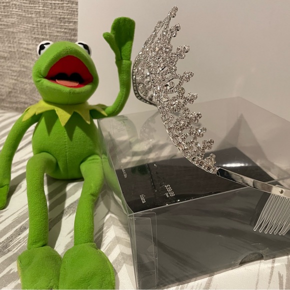 Beautiful Tiara - Picture 2 of 3